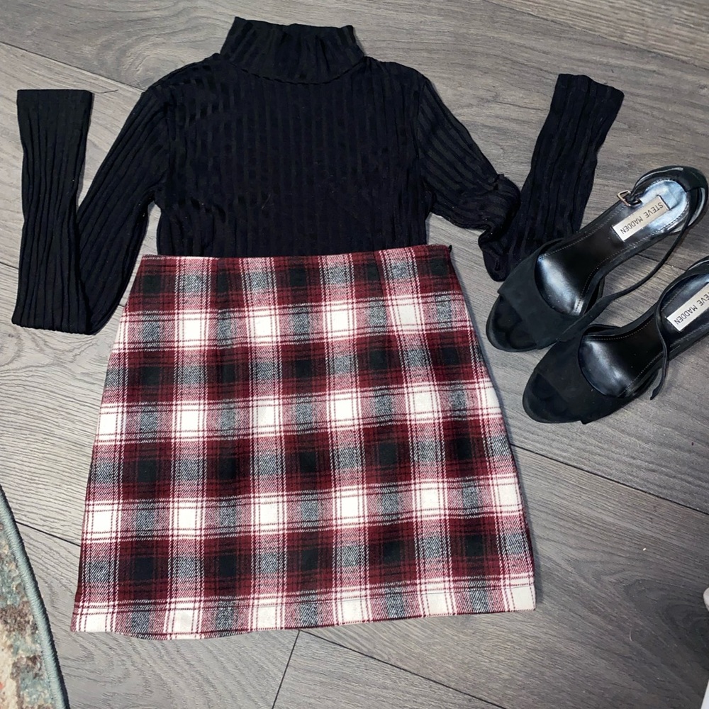 PLAID SKIRT ( NEW WITH TAGS ) NEVER BEEN WORN
